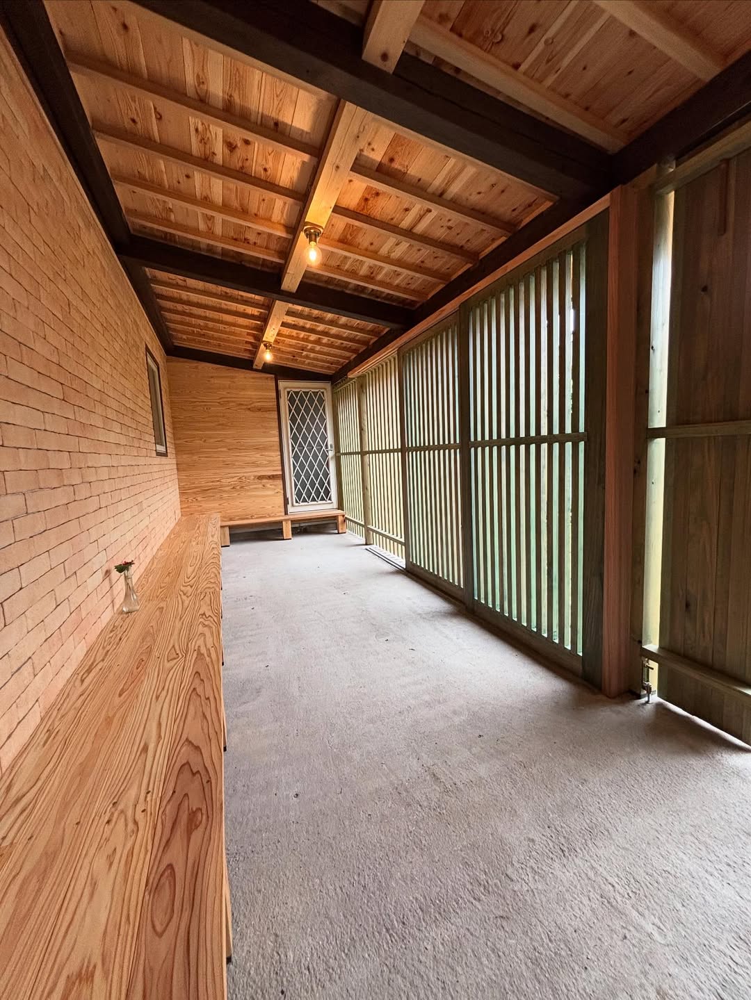 洗濯物干し部屋から軒下半外空間にリフォーム