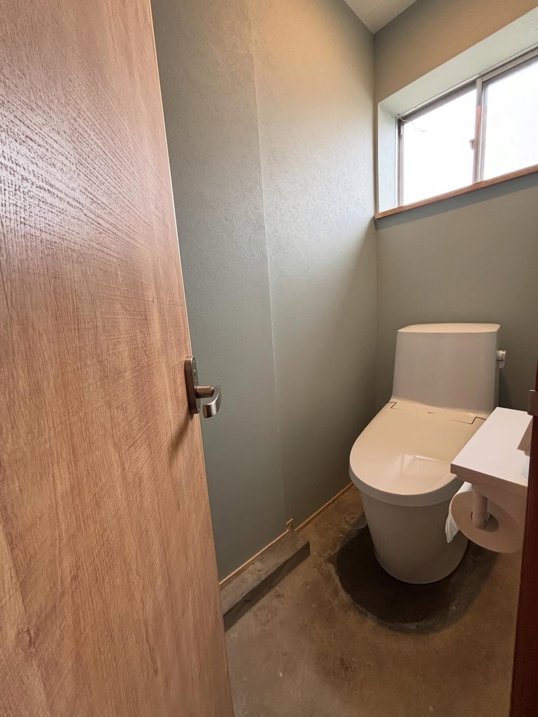 工場の男子トイレと女子トイレをリフォーム