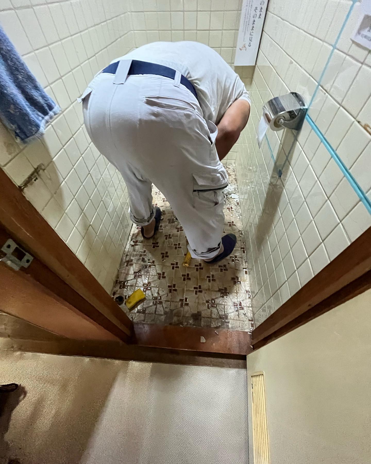 天井の張り替え工事とトイレのリフォームと照明の交換