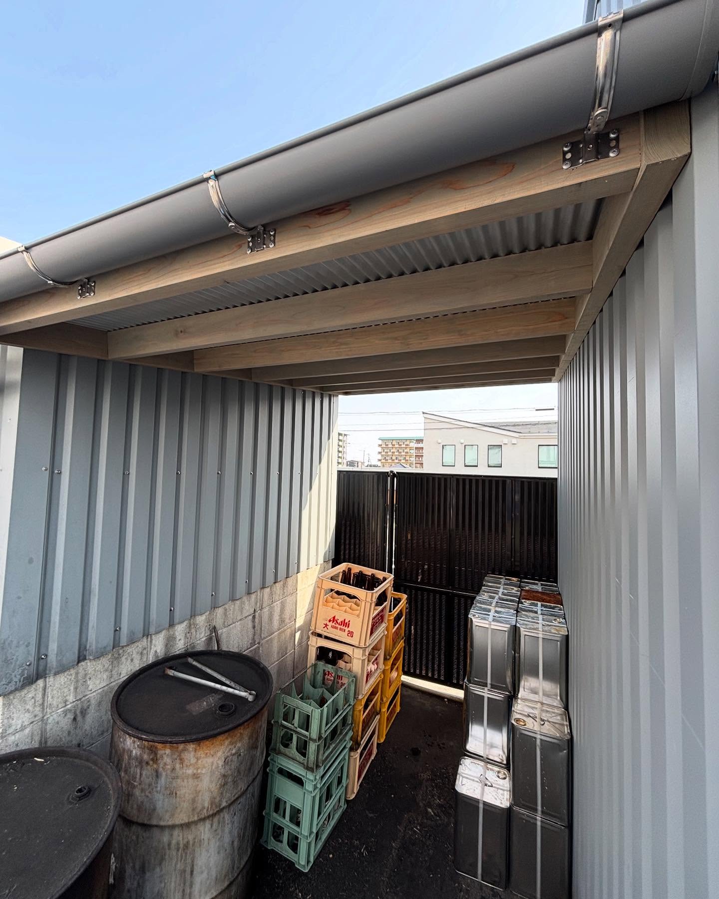 倉庫と倉庫の間に屋根を取りつけました！