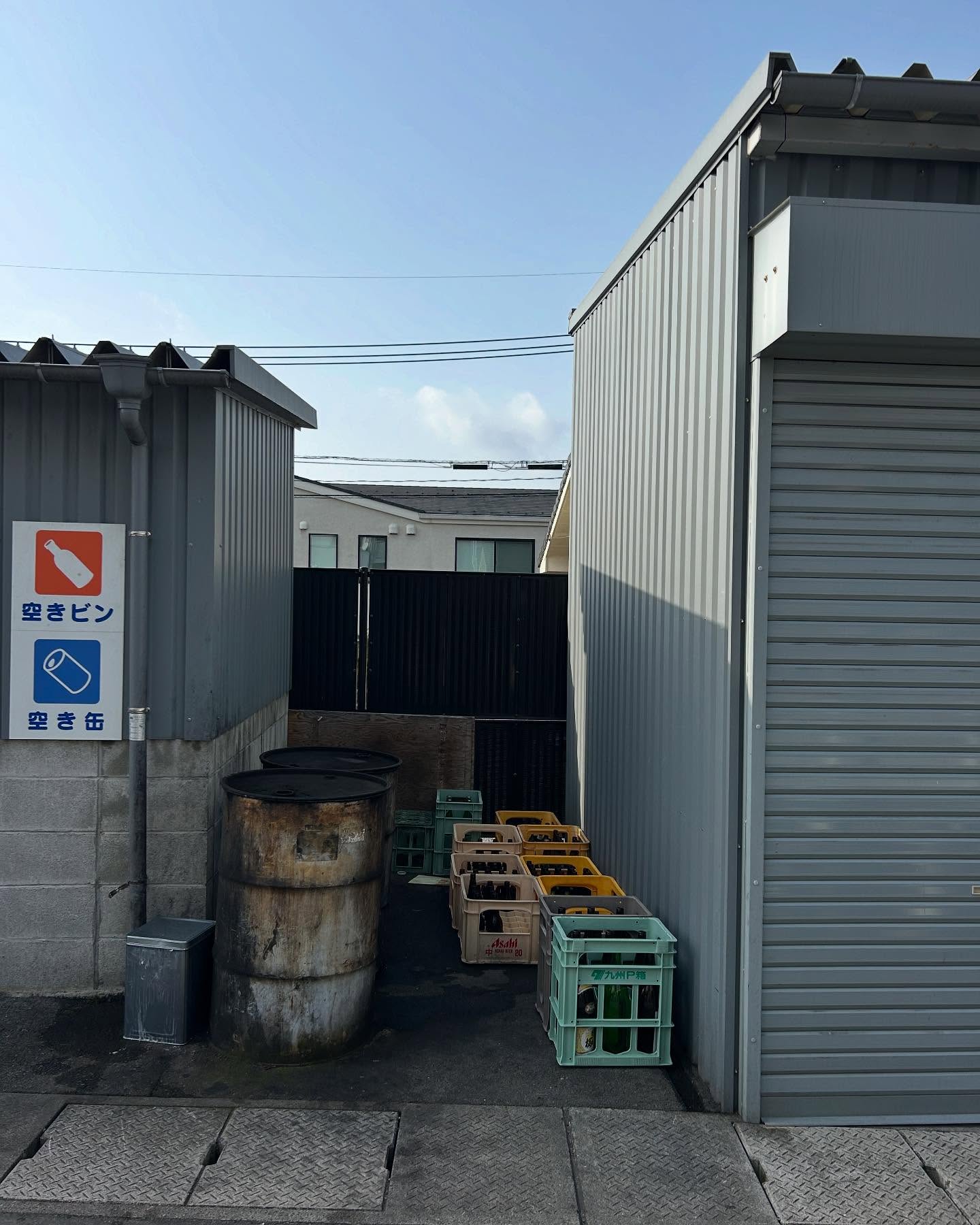 倉庫と倉庫の間に屋根を取りつけました！