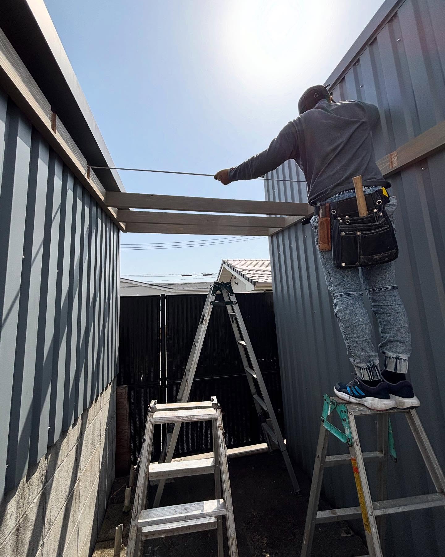 倉庫と倉庫の間に屋根を取りつけました！