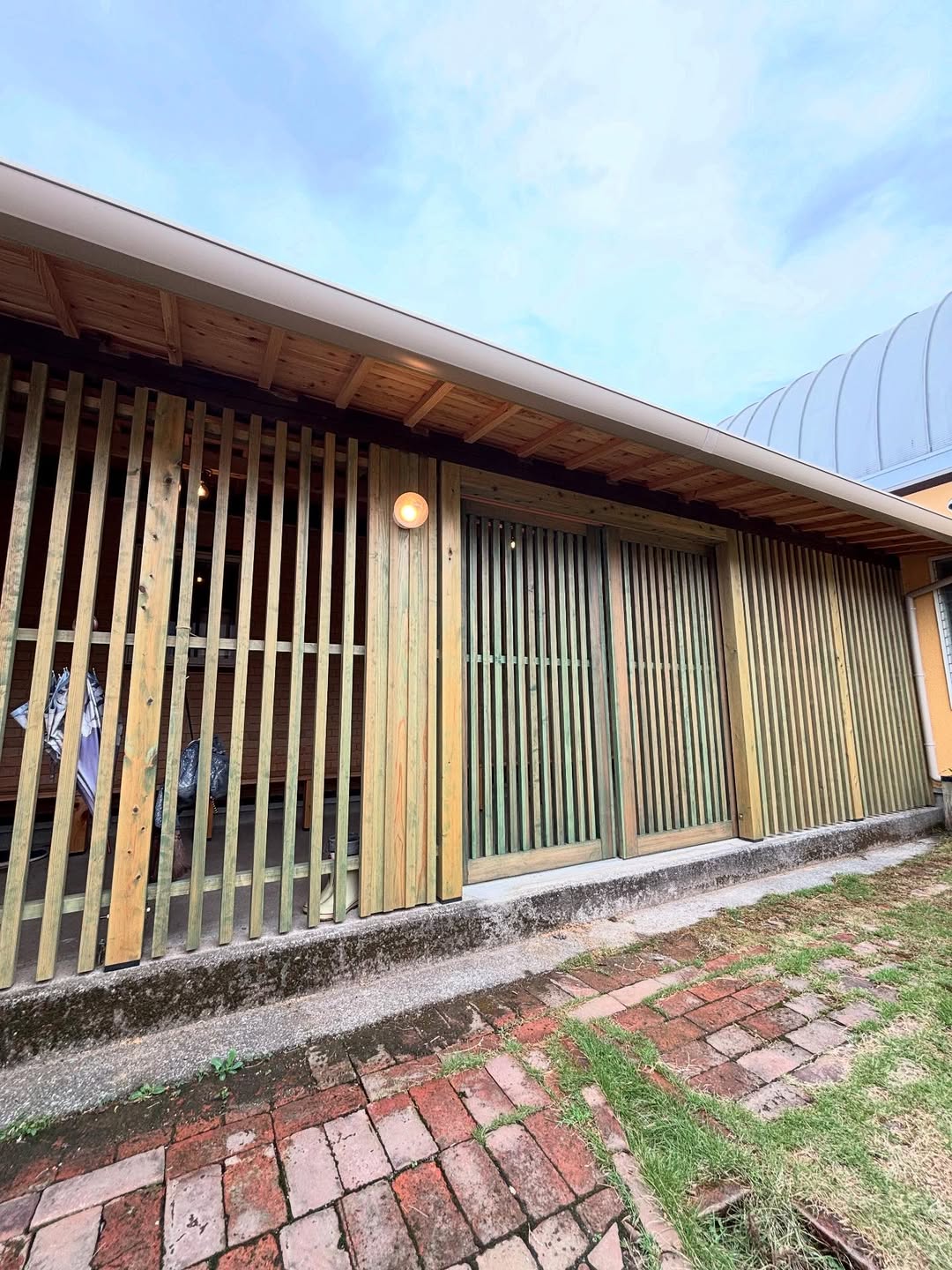 洗濯物干し部屋から軒下半外空間にリフォーム