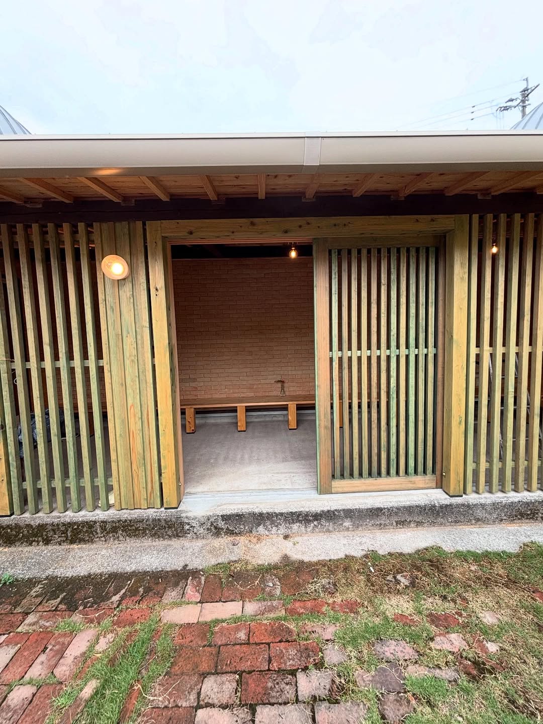 洗濯物干し部屋から軒下半外空間にリフォーム