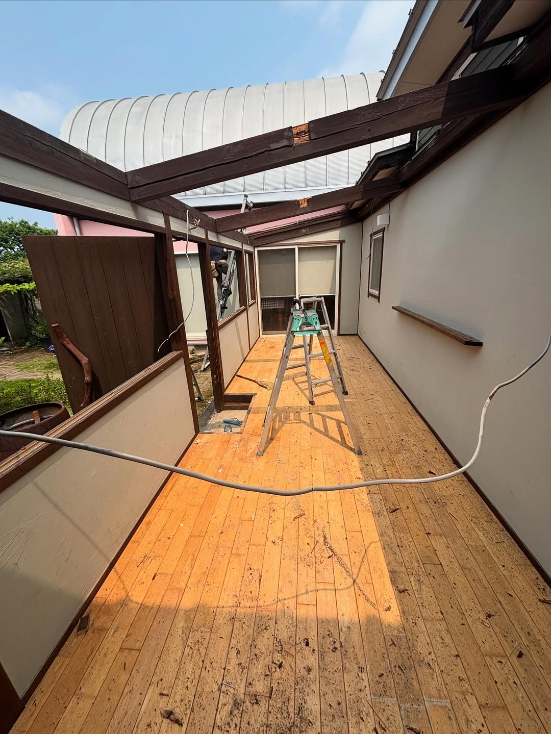 洗濯物干し部屋から軒下半外空間にリフォーム